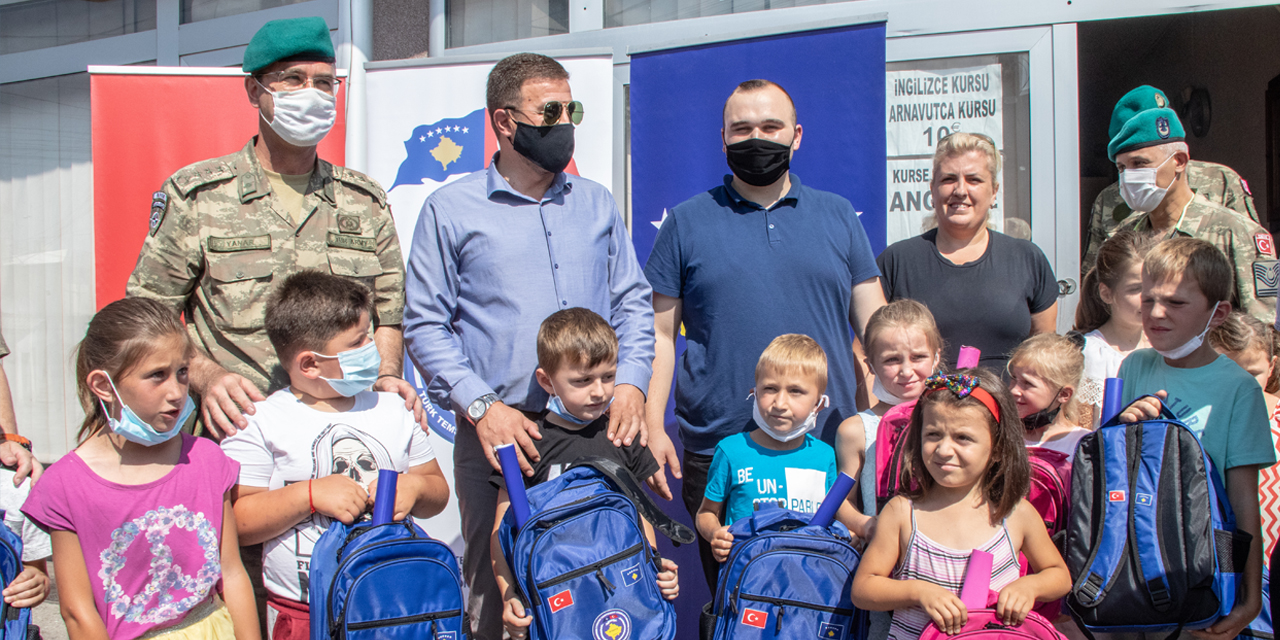 Türk askeri Kosova'daki Boşnak çocukları bu yıl da unutmadı