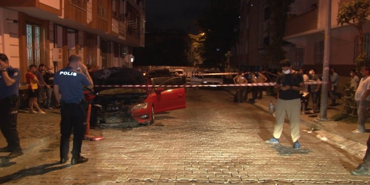 Park halindeki iki otomobil gece yarısı alev alev yandı