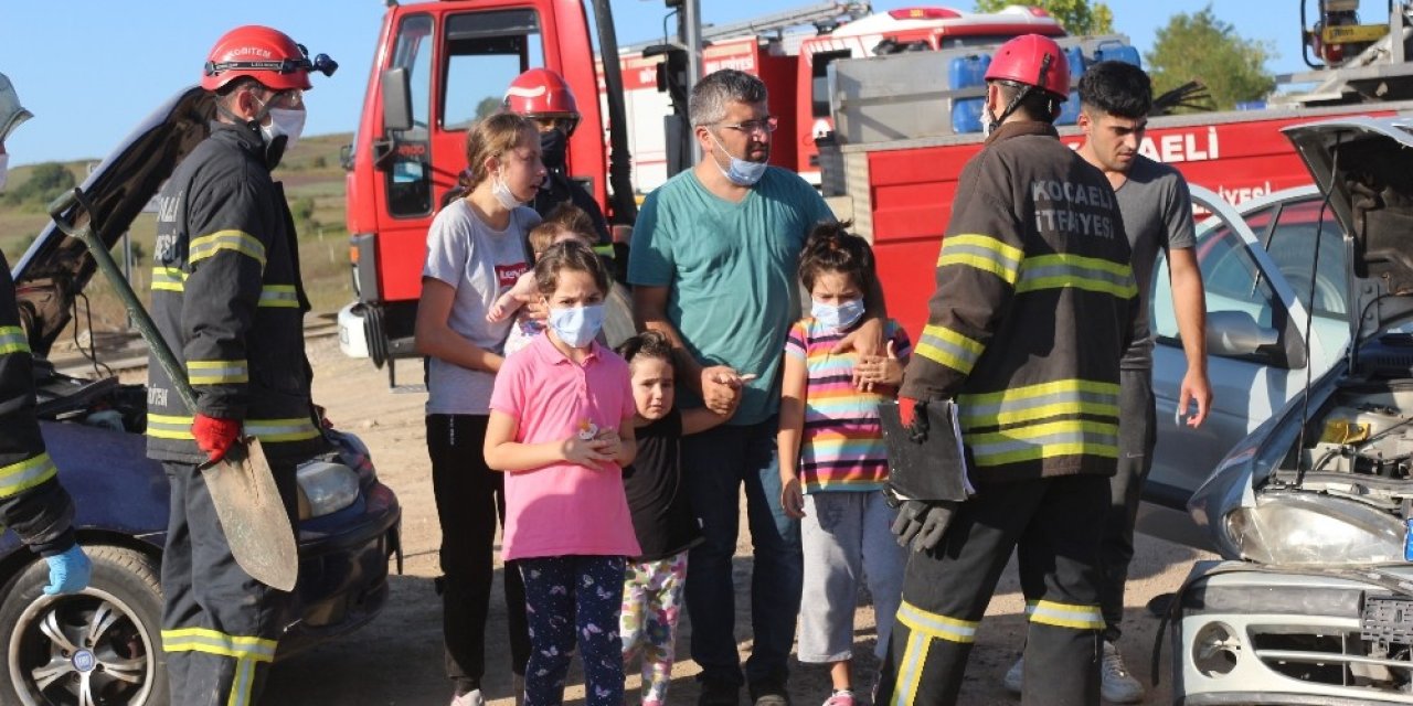 İzmit-Kandıra yolunda 3 araç birbirine girdi! Şoka giren çocuklar gözyaşlarına boğuldu