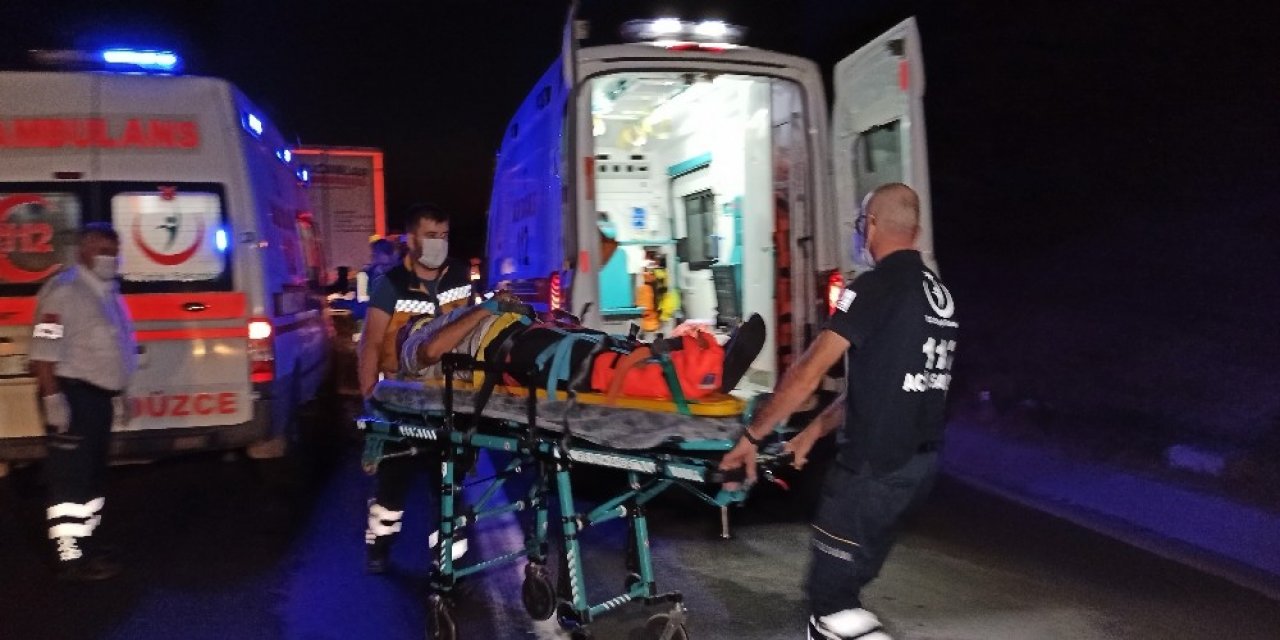 Ankara'dan İstanbul'a giden tır kamyona arkadan çarptı! Otoyolda kuyruk oluştu