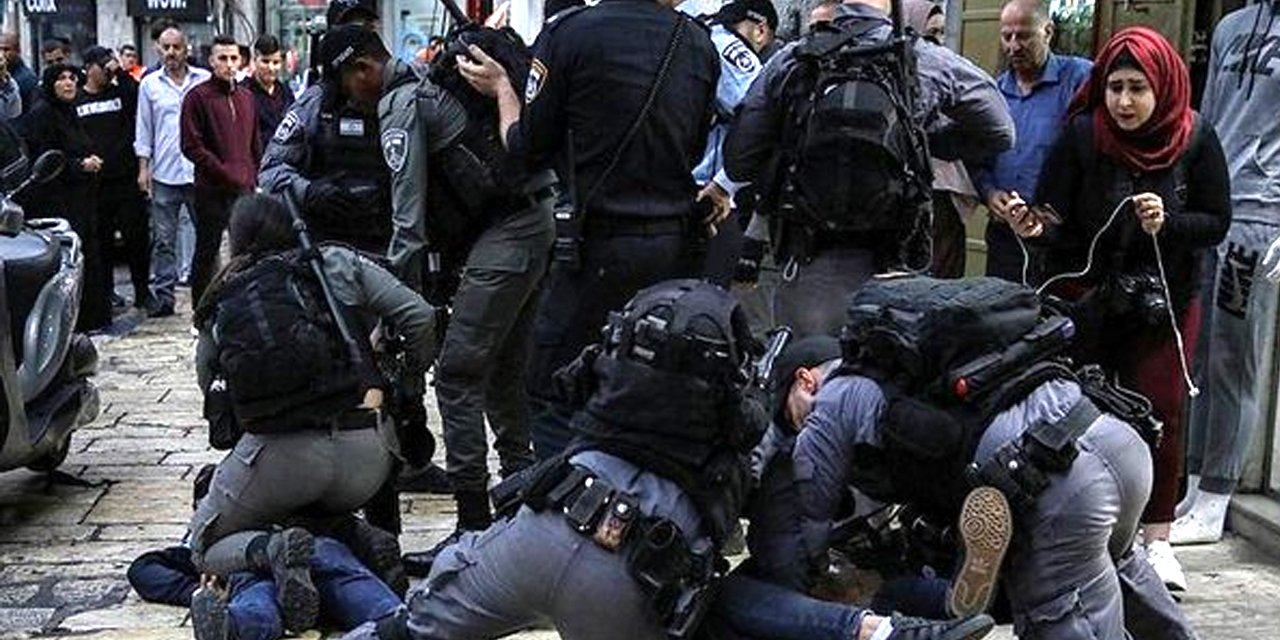 İsrail polisi Kudüs'te 3'ü genç kız 4 Filistinliyi darbettikten sonra gözaltına aldı