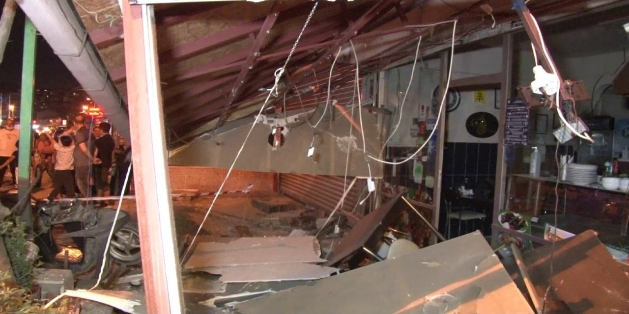 Aşırı hızlı otomobil restorana daldı! Boş olması olası faciayı önledi