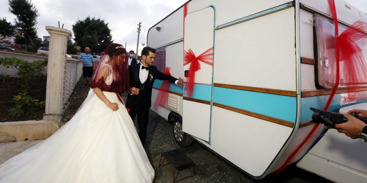 Virüsten korunmak için karavanı gelin arabası yaptılar