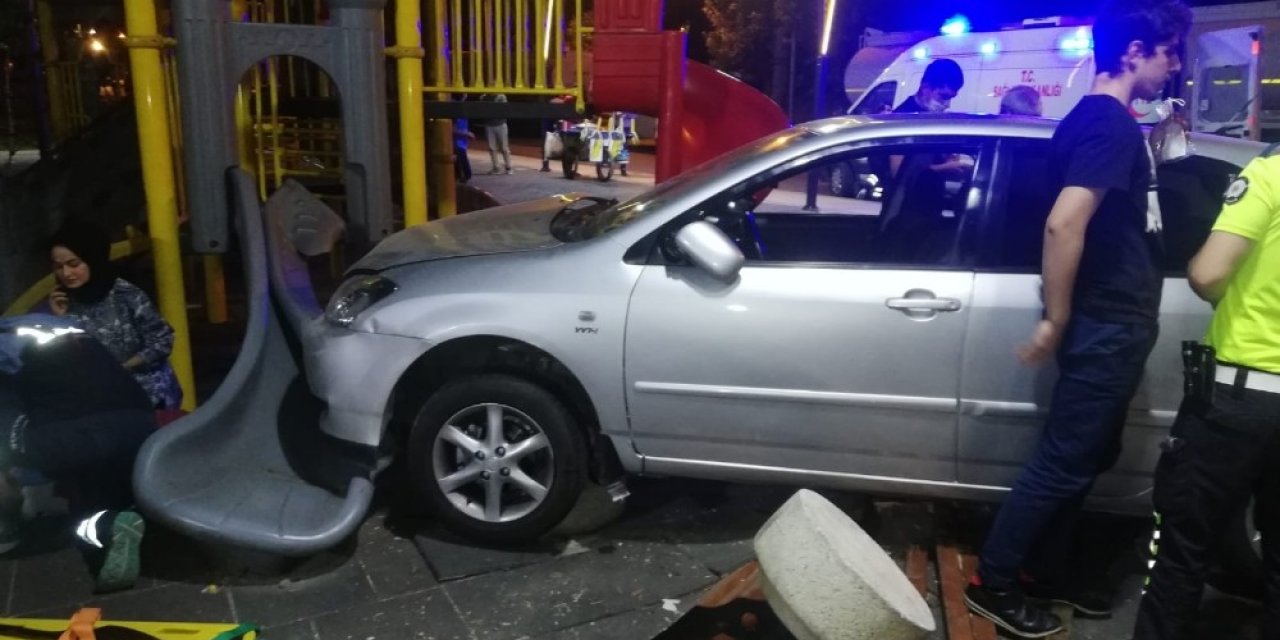 Otomobil çocuk parkına daldı! 3 kişi yaralandı