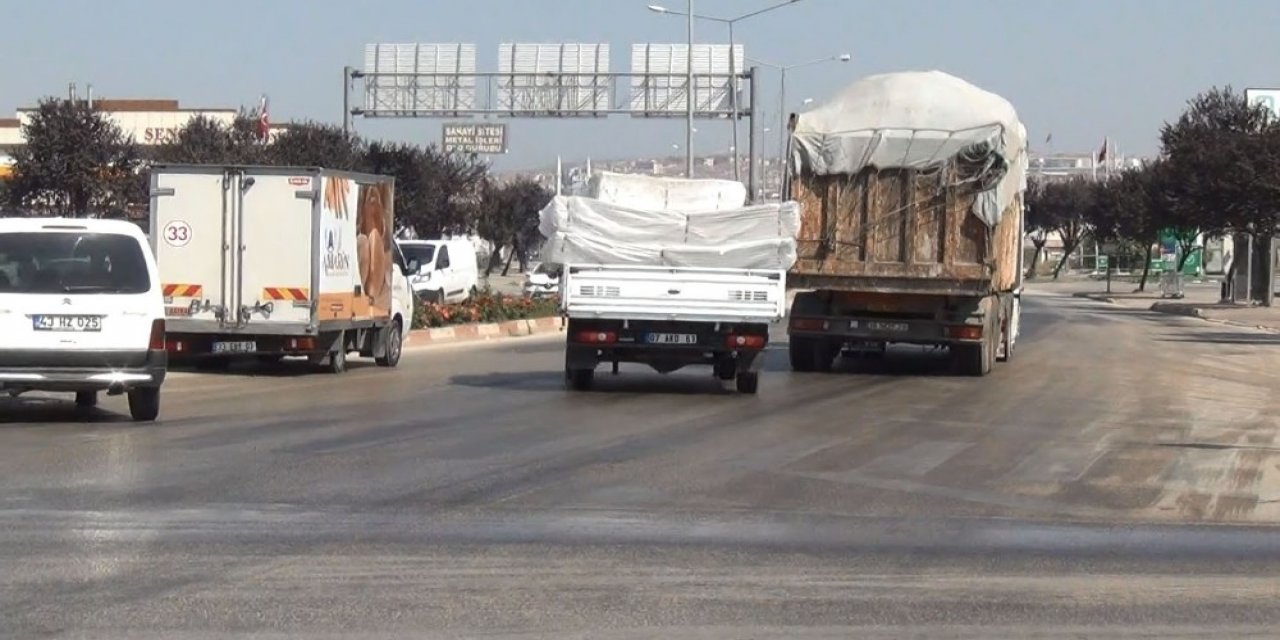 Bursa'da gizli tehlike trafiği alt üst etti! Onlarca araç birbirine girdi