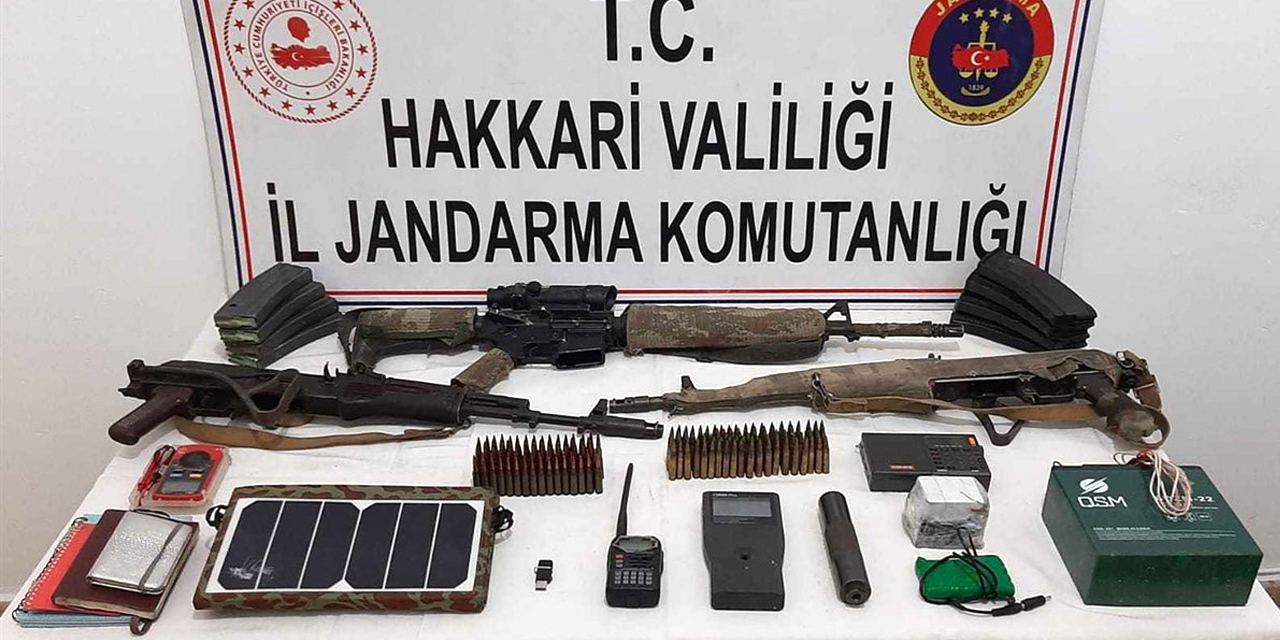 Çukurca'da 2 PKK'lı teröristin etkisiz hale getirildiği bölgede silah ve mühimmat ele geçirildi