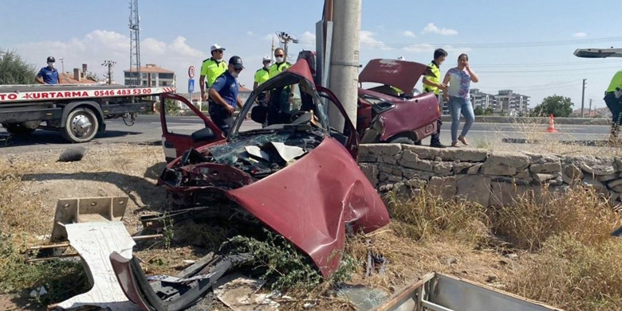 Aksaray'da feci kaza! Takla atarak direğe çarpan araç hurdaya döndü sürücüsü öldü