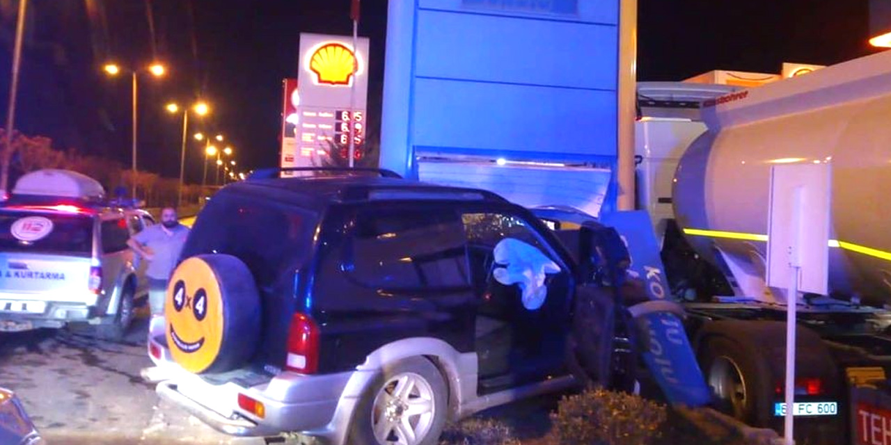 Benzinlik tabelasına çarpan araçta 1 kişi ağır yaralandı