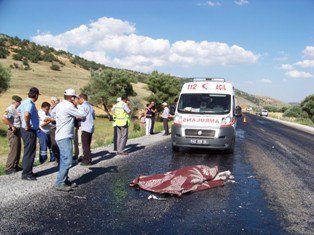 Trafik kazası: 1 ölü, 1 yaralı