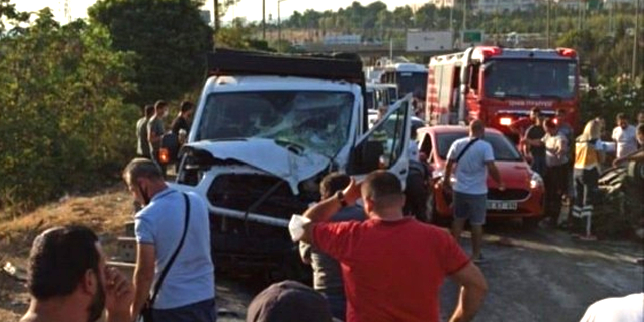 Karşı şeride geçip kamyonete çarptı! 1 ölü 4 yaralı