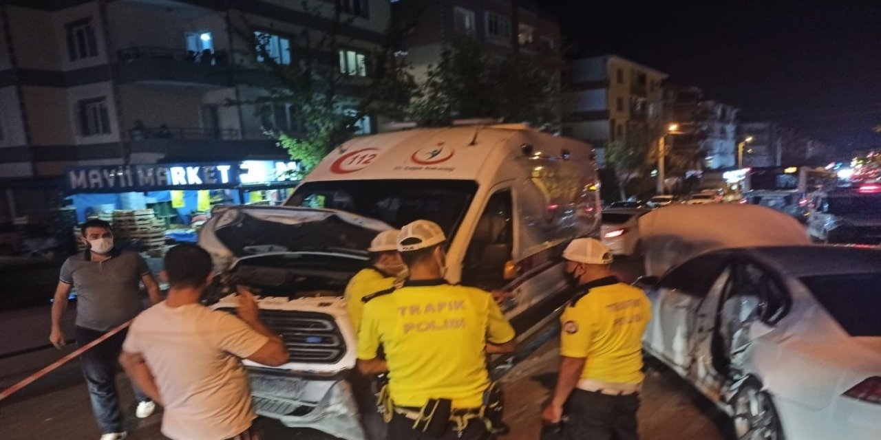 Hasta almaya giden ambulans kaza yaptı! 3 sağlık çalışanı yaralı