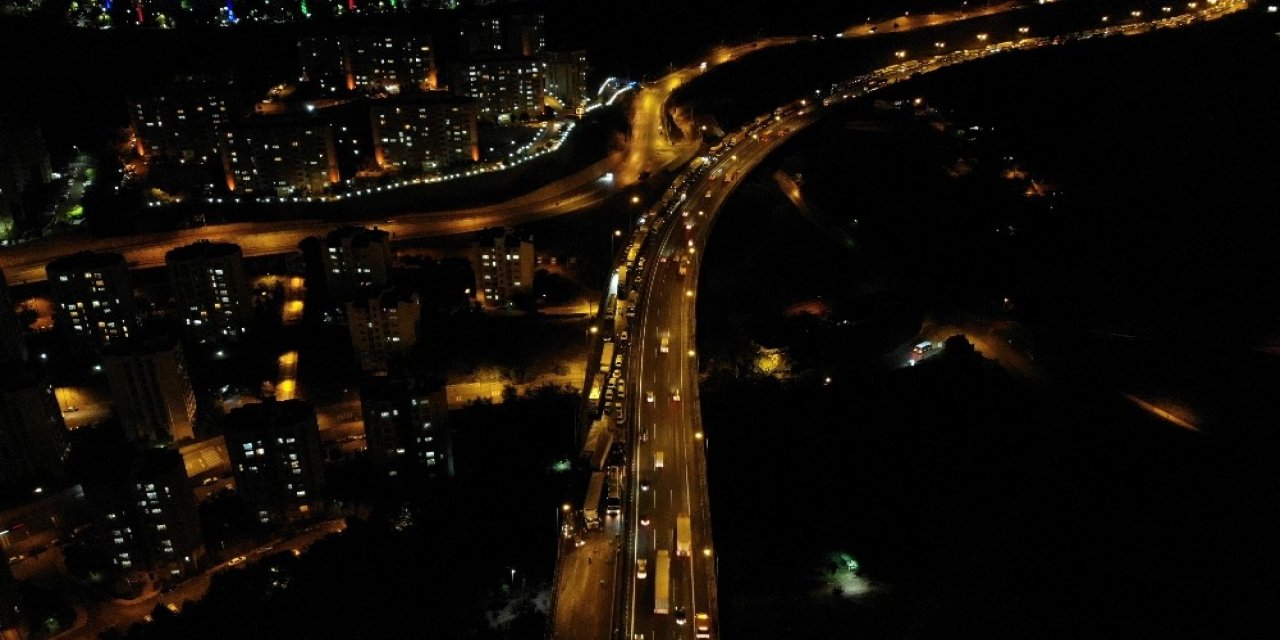 28 aracın çarpıştığı otoyolu 3 saatte trafiğe açılabildi