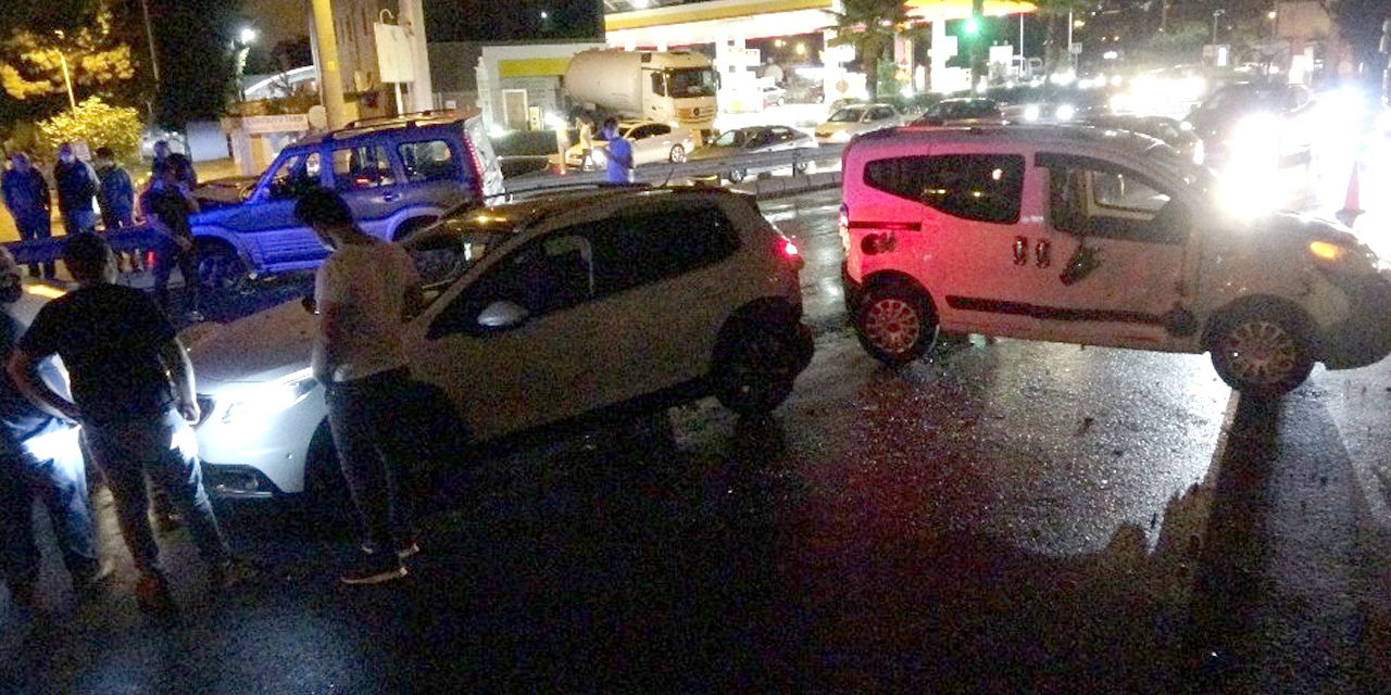 Yağmur nedeniyle kayganlaşan yolda 3 araç çarpıştı: 1 yaralı