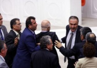 Üniversite, Meclis'ten kavgalı geçti
