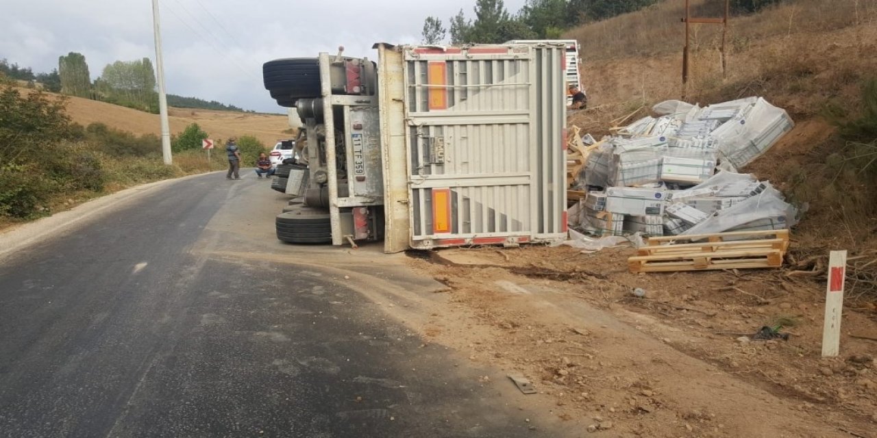 Fayans yüklü tır devrildi! Fayanslar yollara saçılırken sürücü yaralandı