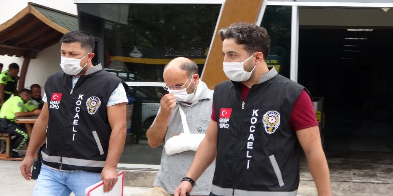 Kendisini boğazından bıçaklayan eşini boğarak öldüren müezzin adliyede