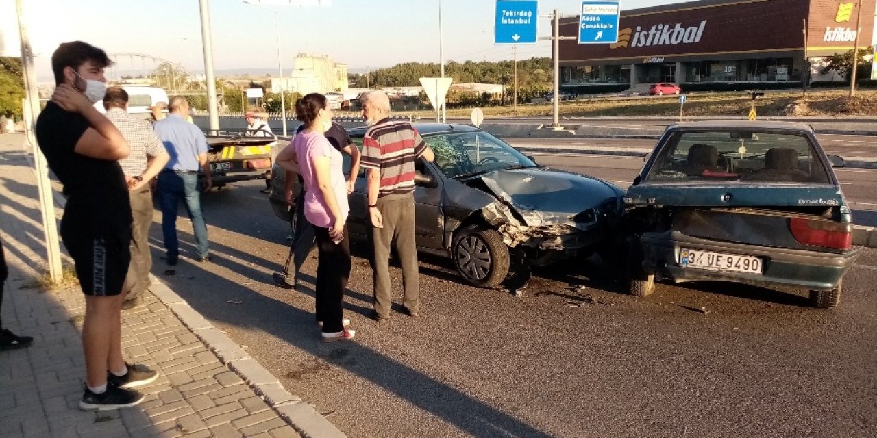 Alkollü sürücü parktaki araca çarptı! 2 yaralı
