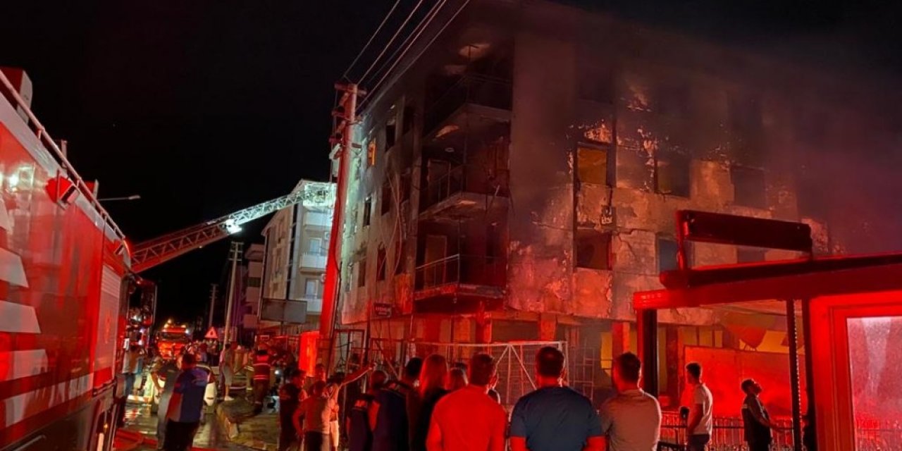 Alev alev yanan 4 katlı binadan anne ve bebeği kurtarıldı! 6 daire 3 araç kullanılamaz hale geldi