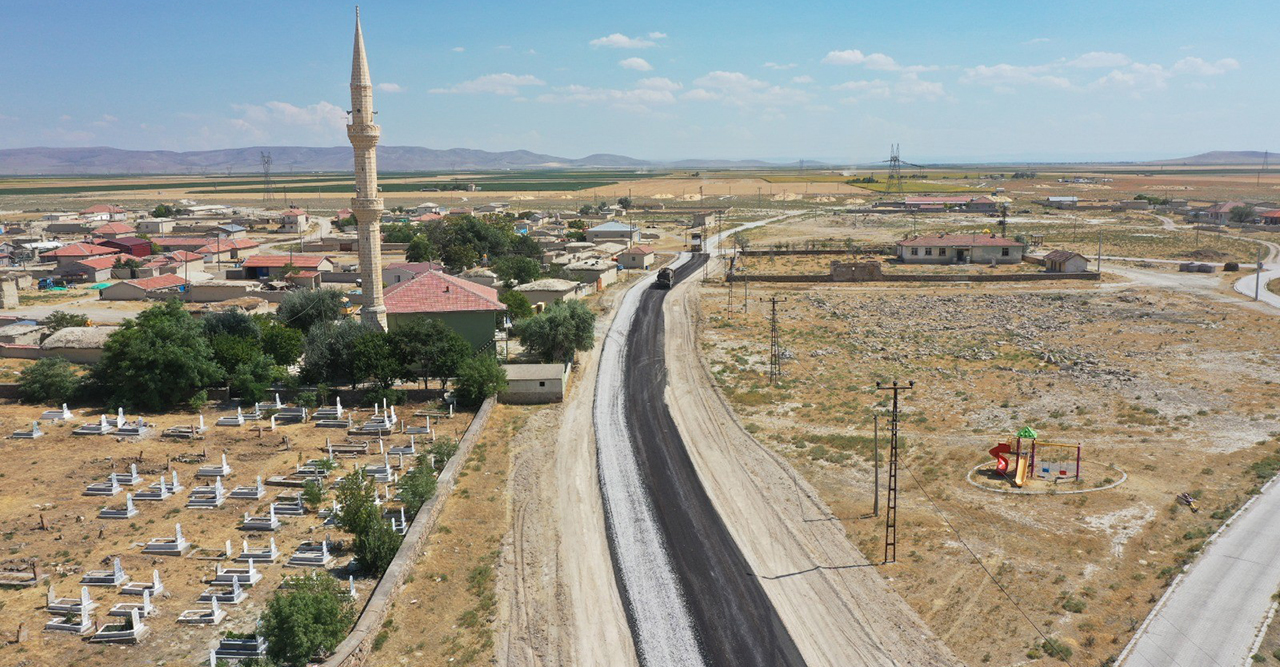 Büyükşehir’den Karapınar’a 183 kilometre mahalle yolu   