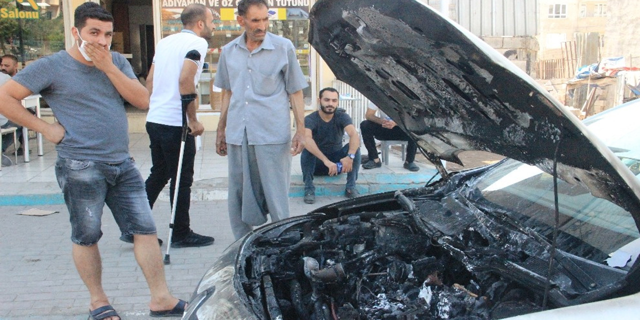 Kiraladıkları otomobil seyir halinde alev alev yandı!