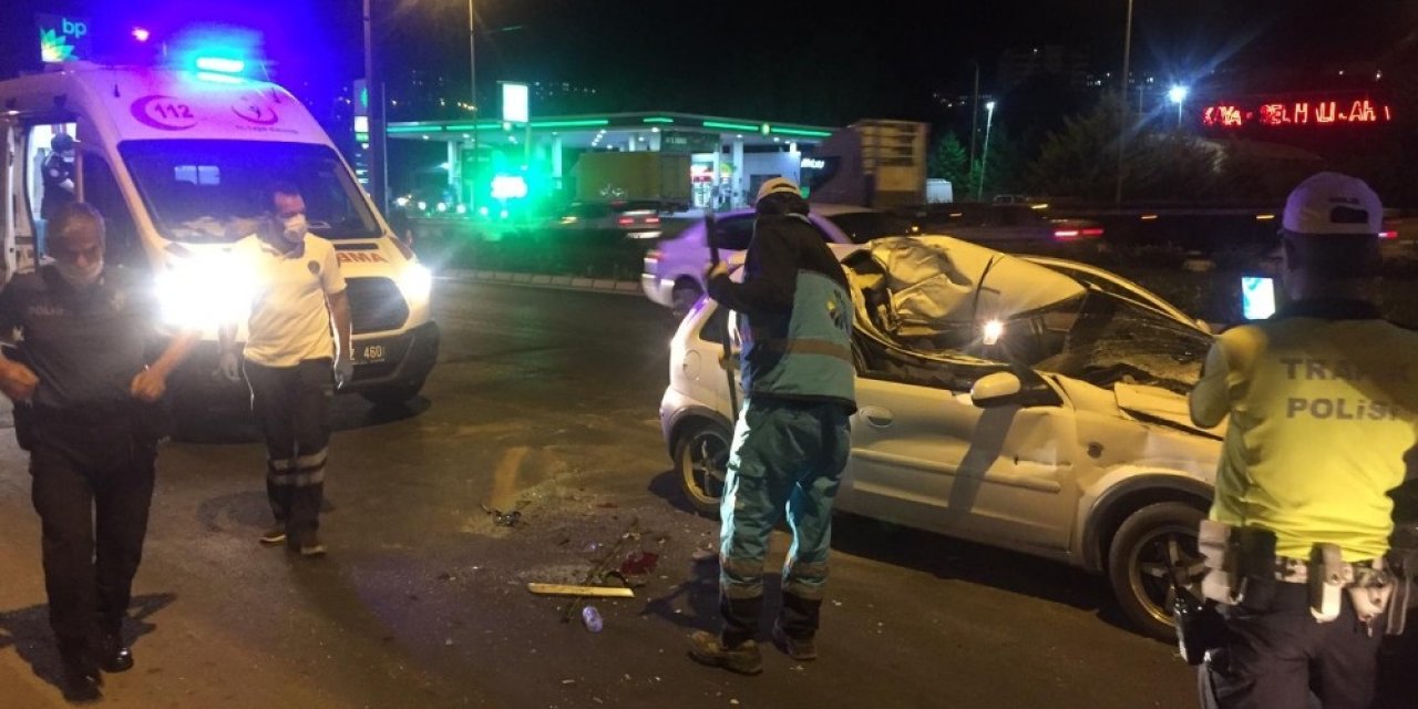 Tırın altına girdiler! Kullanılamaz hale gelen otomobilden sağ çıktılar