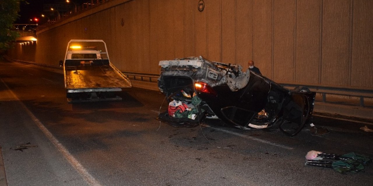 Alt geçitte feci kaza: Refüje çarpan araç takla attı sürücü yola savruldu! 2 ağır yaralı