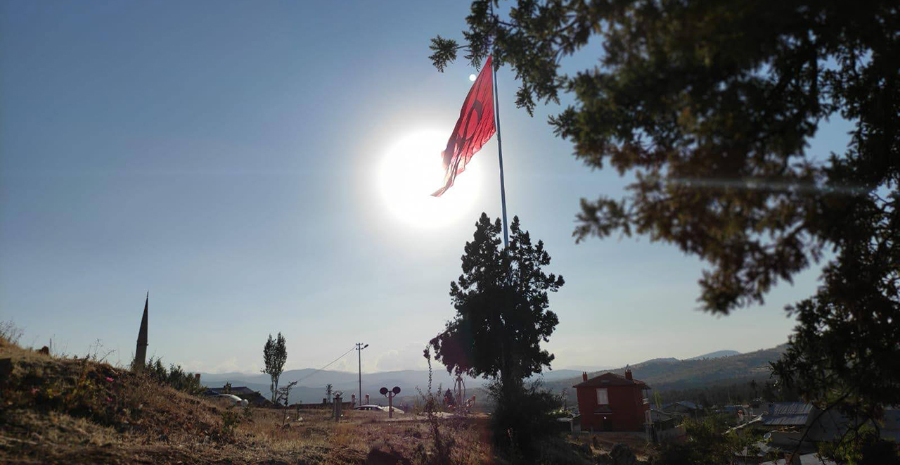 Konya Bozkır'da 150 metrekarelik dev Türk bayrağı dikkat çekiyor