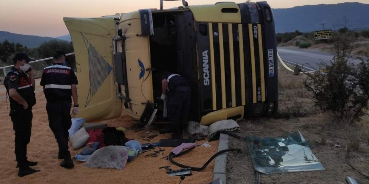 Mısır yüklü çekici şarampole devrildi!