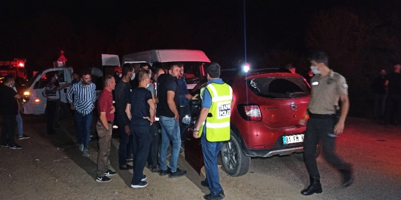 Direksiyon başında kalp krizi geçiren sürücü minibüsle kafa kafaya çarpıştı! 1 ölü 1 yaralı
