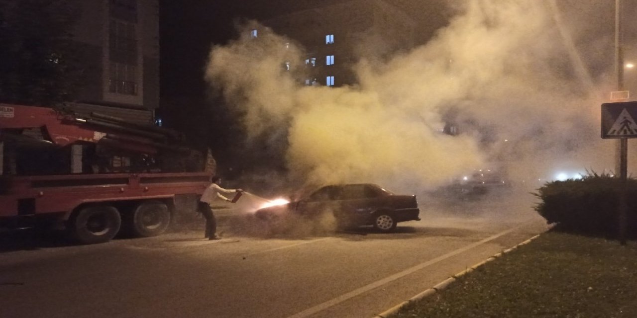 Önüne çıkan araca çarpmamak için manevra yaptı! Çekiciye çarpan araç alev aldı