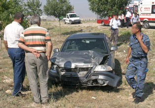 Askeri personeli taşıyan otomobil kaza yaptı