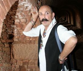 Cemil İpekçi, eski tuğla fabrikasını gezdi