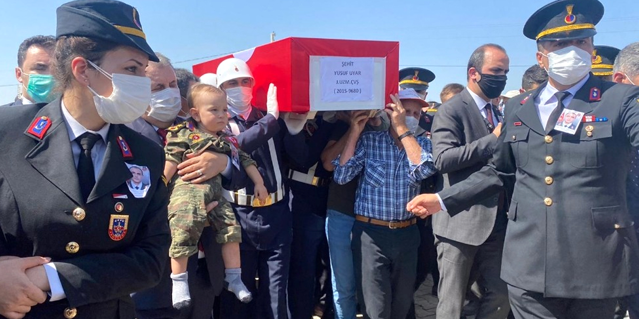 Küçük yarbay Mete şehit babasını böyle uğurladı
