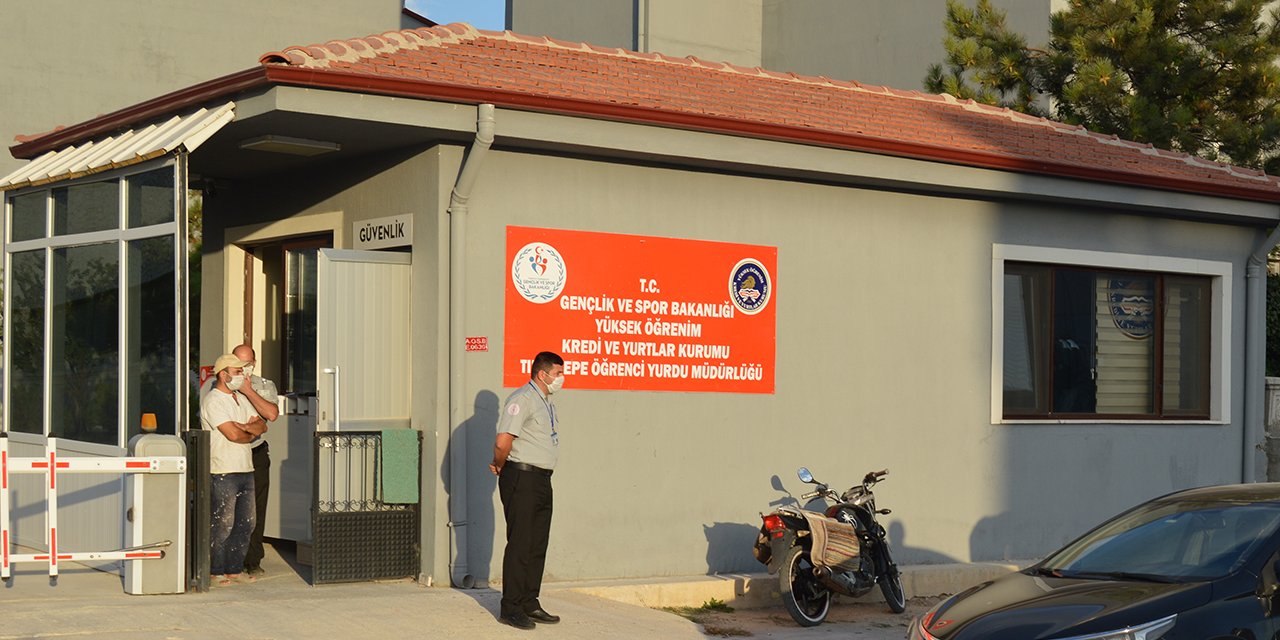 Kovid karantinasından kaçtı! Otomobilde arkadaşıyla alkol alırken yakalandı