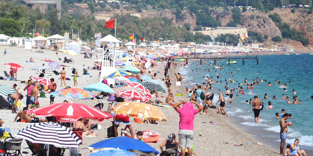 Konyaaltı'nda tehlike sinyalleri! Mesafe de maske de unutuldu