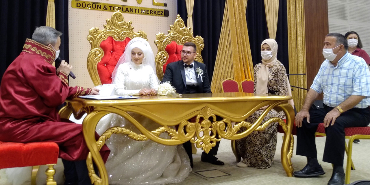 Konya'nın sevilen fotoğrafçısı Osman Sarı oğlu Mustafa’yı evlendirdi