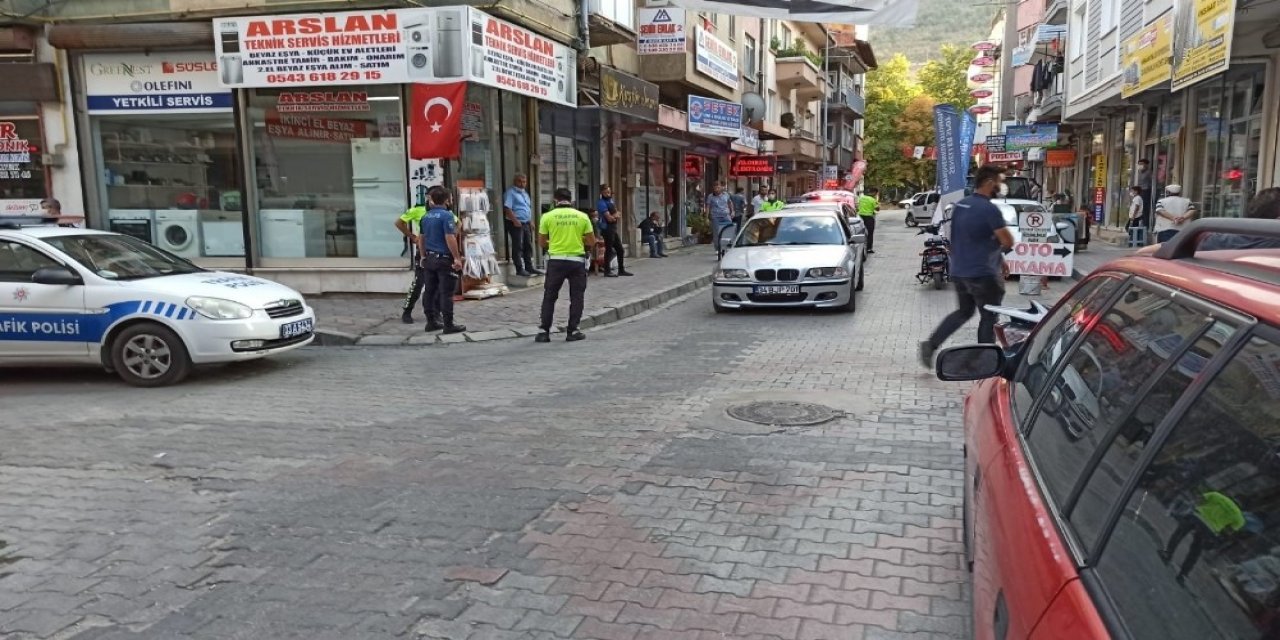 Aracını polisin üstüne sürüp kaçtı! Kovalamaca filmleri aratmadı