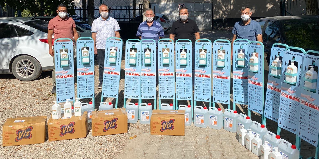 Bozkır İmam Hatip Lisesi Mezunları Derneği'nden okullara dezenfektan desteği