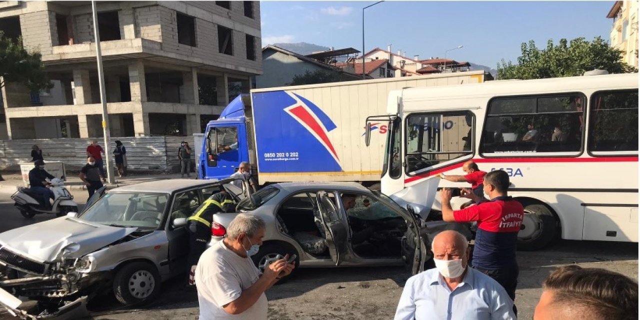 Otomobille çarpışıp karşı şeride uçan araç işçi servisin altına girdi