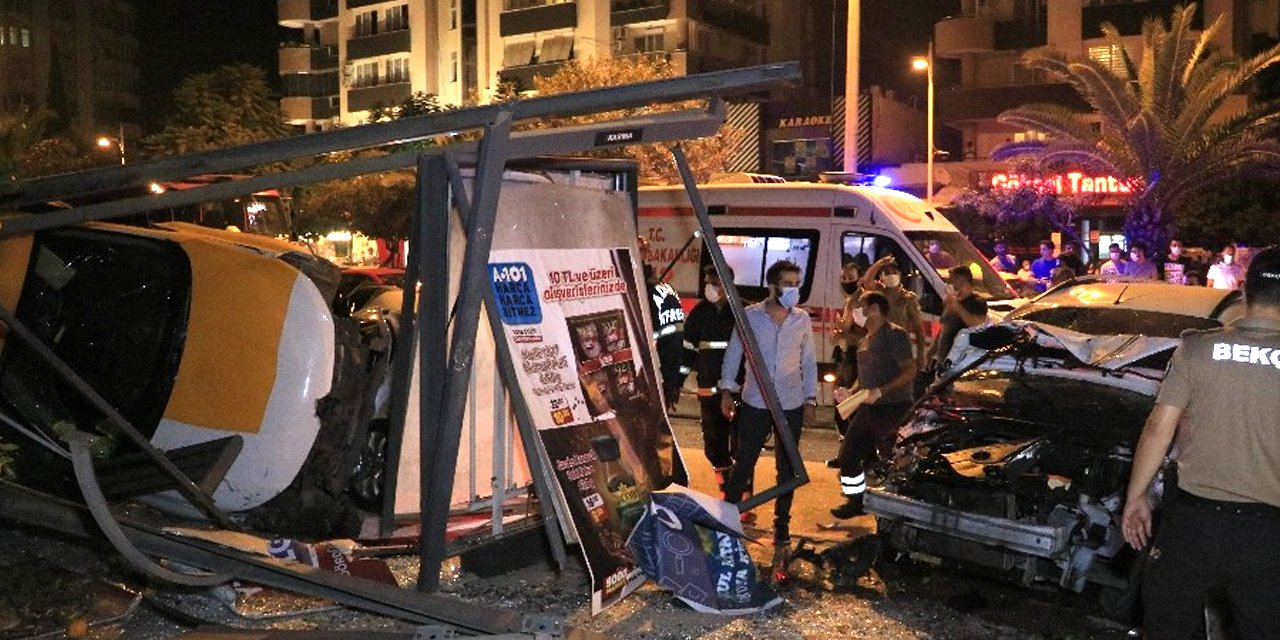 Aşırı sürat trafikte felaketi getirdi! 2'si ağır 6 yaralı