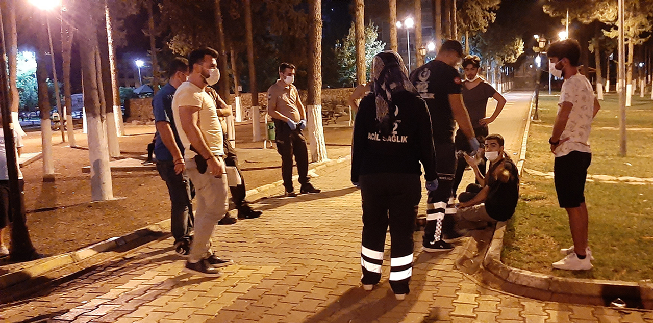 15 kişilik grup 4 genci ’Yan baktın’ diyerek darp etti! 2 yaralı