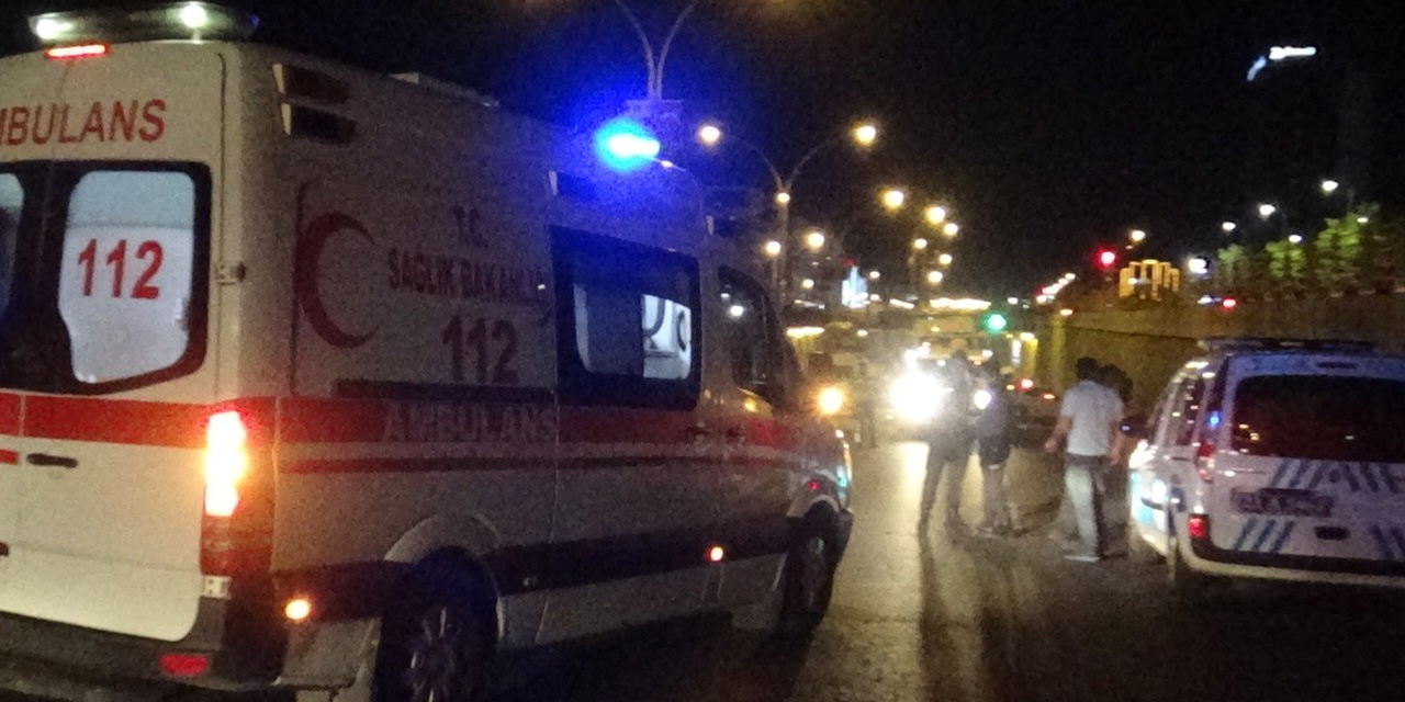 Ambulans önce otomobile sonra korkuluklara çarptı! 3 sağlık görevlisi yaralı