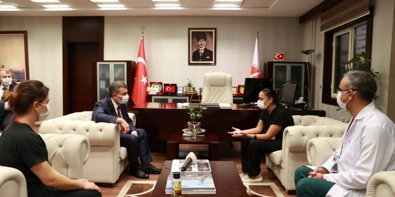 Sağlık Bakanı Koca Keçiören'de saldırıya uğrayan sağlık çalışanlarını ziyaret etti