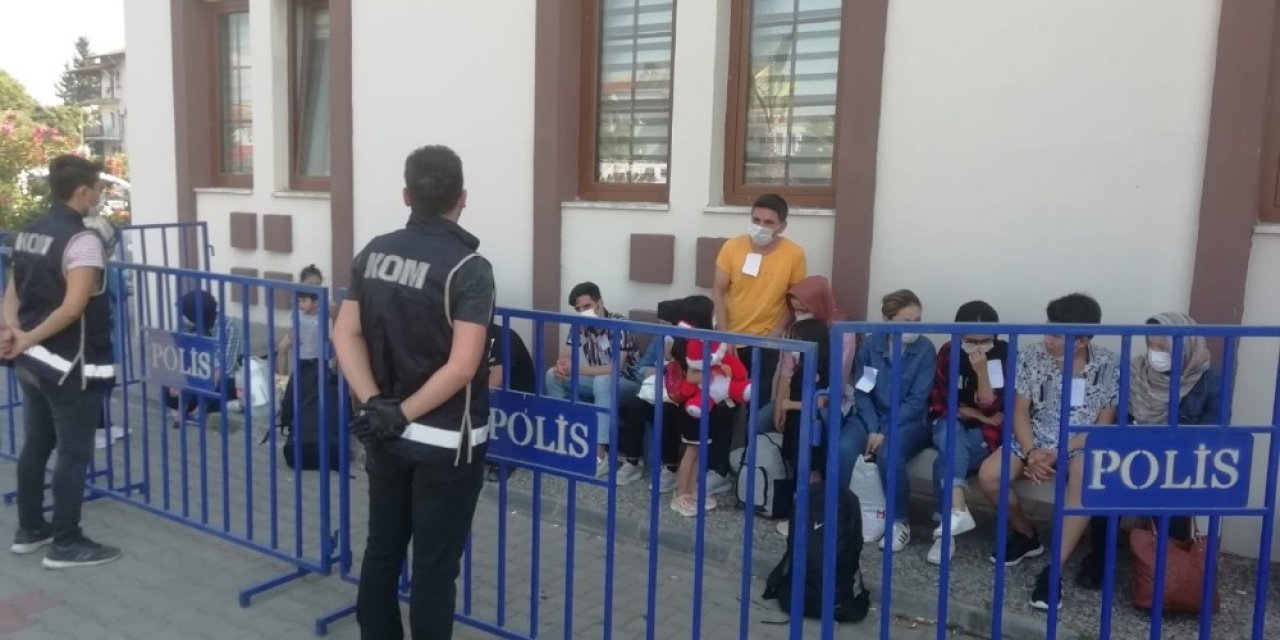 Apartmanın bodrumunda 21 düzensiz göçmen yakalandı