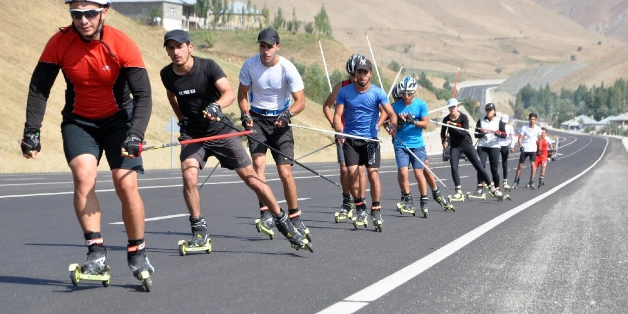 Baba ile kızı asfaltta sporcu yetiştiriyor