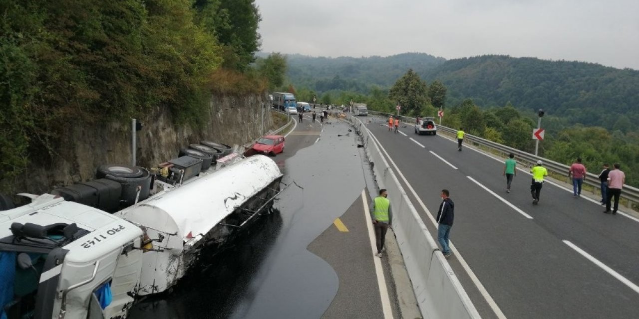 Bolu Dağı yolunda otomobile çarpan tanker devrildi yolu zift kapladı