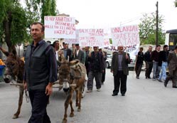 Köylülerden eşekli yol eylemi
