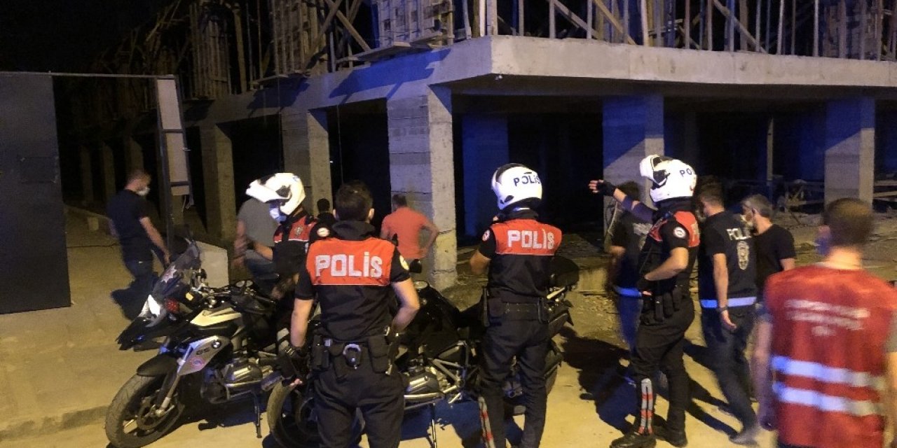 Elleri kelepçeli olarak polis aracından atlayıp kaçan zanlı yakalanıp tutuklandı