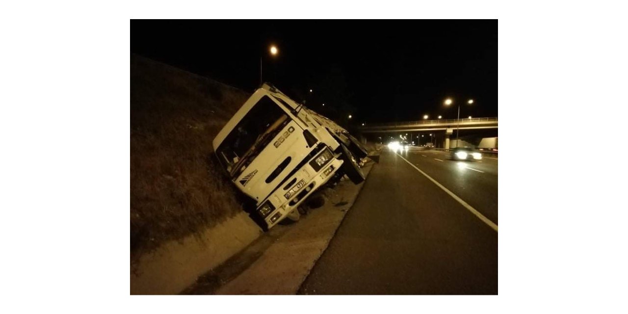 Yoldan çıkan kamyon su kanalına düştü