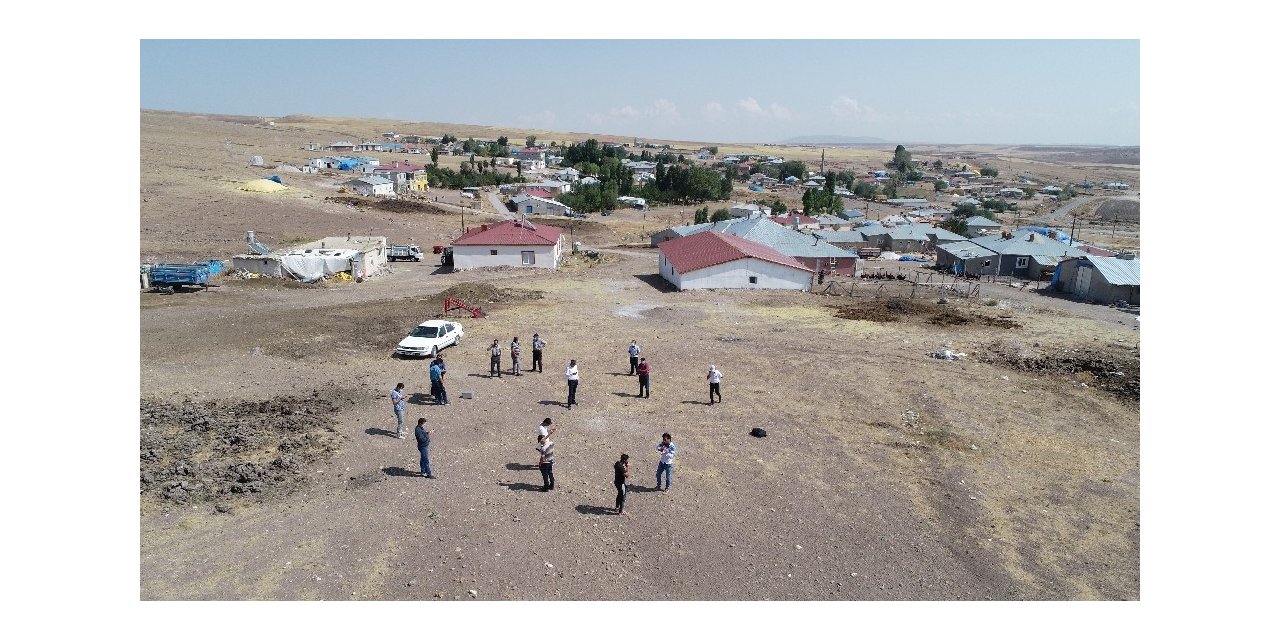Sinyal yakalayabilmek için 500 metre yol yürüyorlar